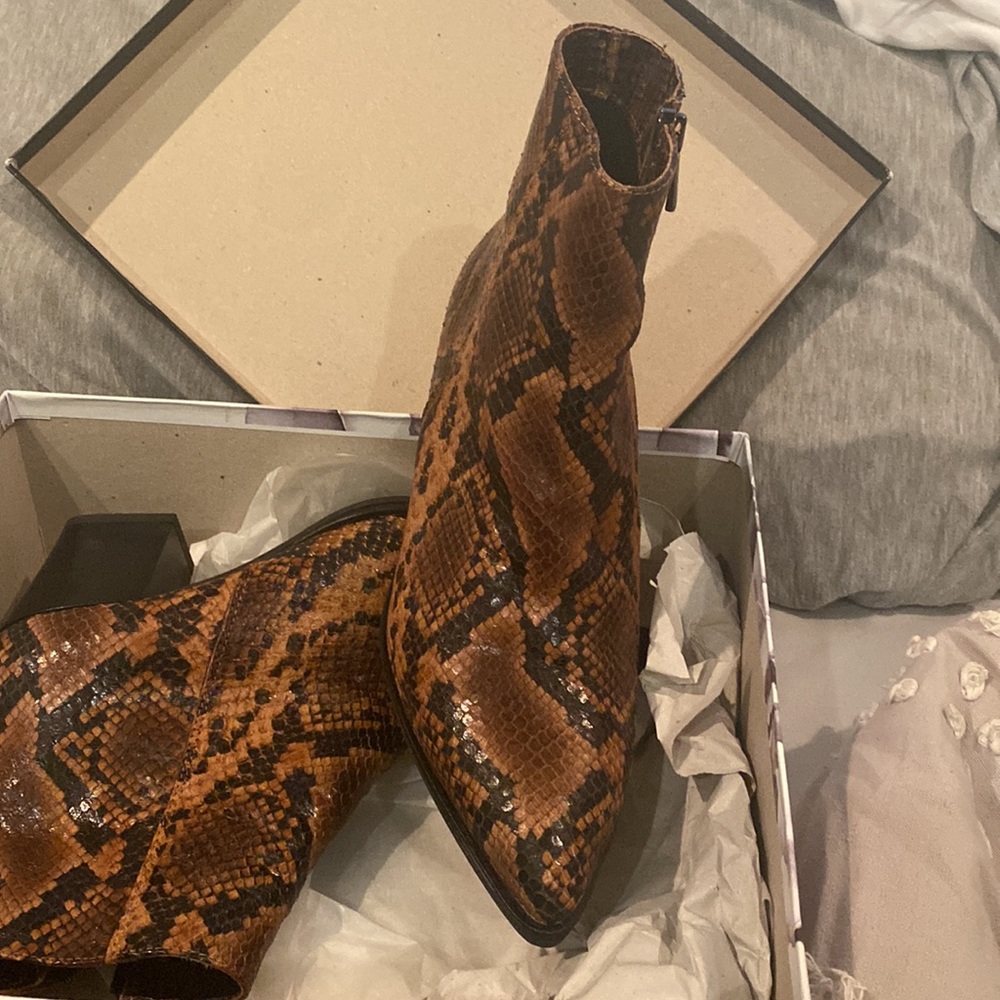 275 Central lee camel snake skin boot size 40(10)
